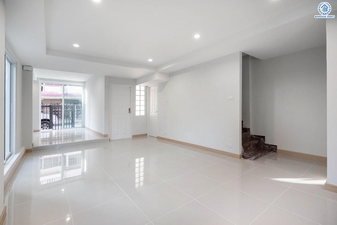 บ้านมือสองตกแต่งใหม่ 3 ชั้น ทำเลโซนเมือง โครงการ จริงใจวิลเลจ รัตนาธิเบศร์ (ซอยเรวดี) เนื้อที่ 23 ตร.ว. ฟังก์ชัน 4 ห้องนอน 3 ห้องน้ำ จอดรถได้ 1 คัน เข้า-ออกได้หลายเส้นทาง ทั้งรัตนาธิเบศร์, ติวานนท์ และเลี่ยงเมืองนนท์ ใกล้ทางด่วน "งามวงศ์วาน" รถไฟฟ้าสายสีม่วง "สถานีศูนย์ราชการนนทบุรี" และ "สถานีบางกระสอ"